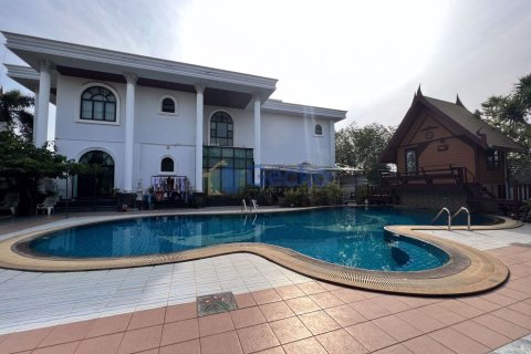 House in Pattaya, Thailand 6 bedrooms № 196711 - photo 2