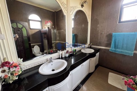 House in Pattaya, Thailand 6 bedrooms № 196711 - photo 16