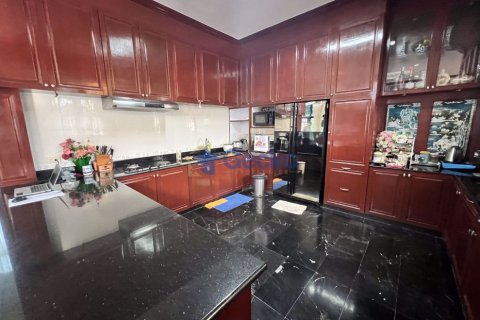 House in Pattaya, Thailand 6 bedrooms № 196711 - photo 6
