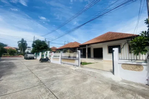 House in Pattaya, Thailand 3 bedrooms № 155591 - photo 23