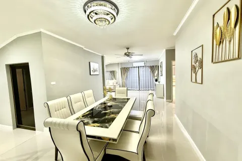 House in Pattaya, Thailand 4 bedrooms № 155594 - photo 13