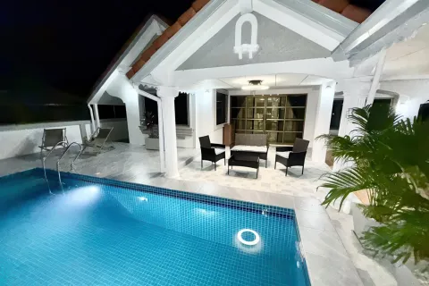 House in Pattaya, Thailand 4 bedrooms № 155594 - photo 1