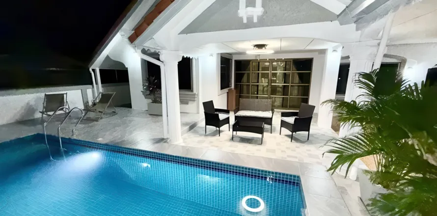 House in Pattaya, Thailand 4 bedrooms № 155594