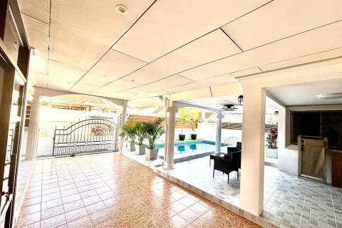 House in Pattaya, Thailand 4 bedrooms № 155594 - photo 6