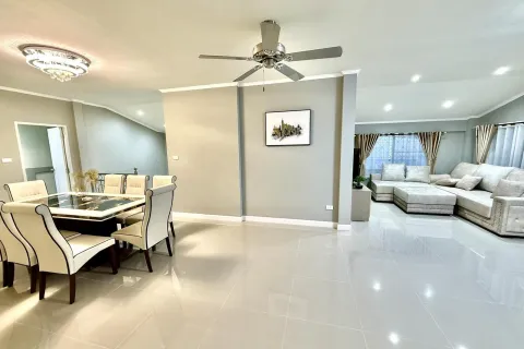 House in Pattaya, Thailand 4 bedrooms № 155594 - photo 9