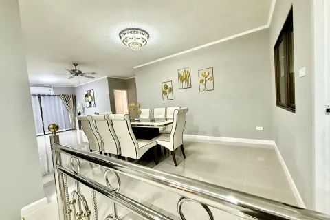 House in Pattaya, Thailand 4 bedrooms № 155594 - photo 11