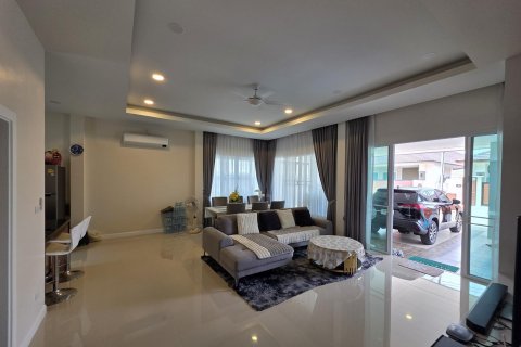House in Pattaya, Thailand 3 bedrooms № 155592 - photo 3
