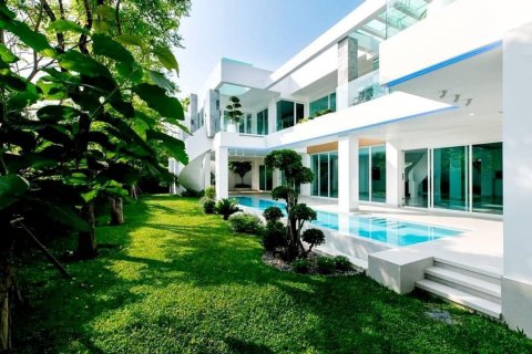 House in Chiang Mai, Thailand 8 bedrooms № 119984 - photo 1