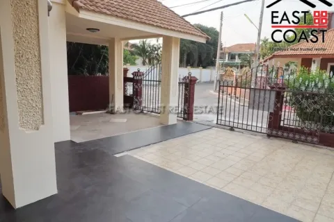 Casa de 4 dormitorios en Pattaya, Tailandia № 212787 - foto 4
