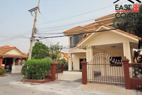 Casa de 4 dormitorios en Pattaya, Tailandia № 212787 - foto 2