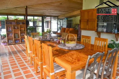 Casa de 8 dormitorios en Pattaya, Tailandia № 212790 - foto 4