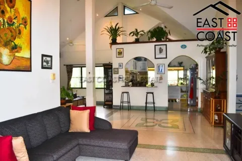 Casa de 8 dormitorios en Pattaya, Tailandia № 212790 - foto 3