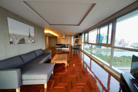 Condo in Bangkok, Thailand, 2 bedrooms  № 143742 - photo 3