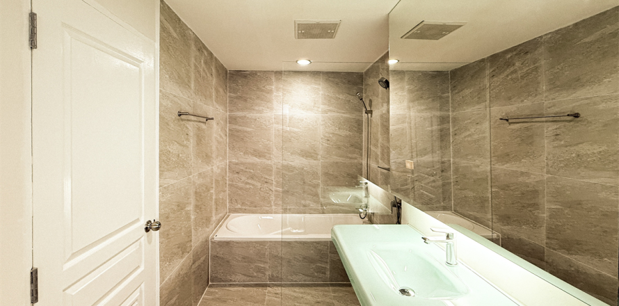 Condo in Bangkok, Thailand, 4 bedrooms № 190007