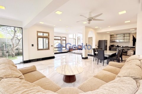 House in Pattaya, Thailand 3 bedrooms № 196210 - photo 2