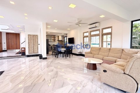 House in Pattaya, Thailand 3 bedrooms № 196210 - photo 3