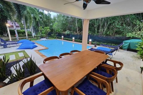 Villa in Surat Thani, Thailand 4 bedrooms № 146953 - photo 3
