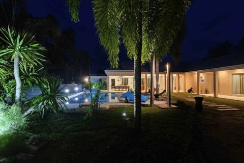 Villa in Surat Thani, Thailand 4 bedrooms № 146953 - photo 4