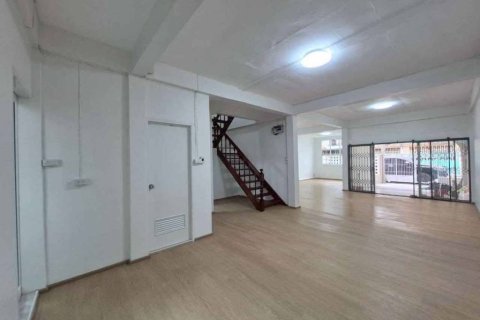 Таунхаус в Банг-Кхо-Лаеме, Бангкок, Таиланд с 3 спальнями  № 172796 - фото 2