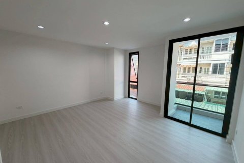 Дом в Лат Пхрау, Бангкок, Таиланд с 4 спальнями  № 154380 - фото 9