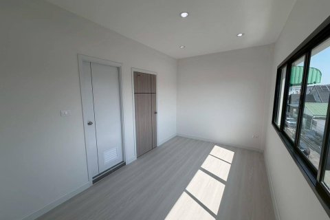 Дом в Лат Пхрау, Бангкок, Таиланд с 4 спальнями  № 154380 - фото 4