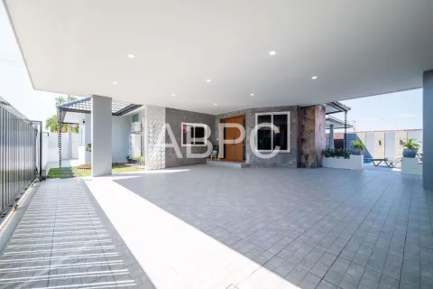Casa de 4 dormitorios en Pattaya, Tailandia № 211830 - foto 3