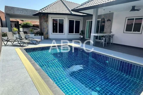 Casa de 4 dormitorios en Pattaya, Tailandia № 211830 - foto 4