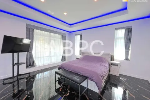 Casa de 4 dormitorios en Pattaya, Tailandia № 211827 - foto 3