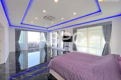 Casa de 4 dormitorios en Pattaya, Tailandia № 211827 - foto 11