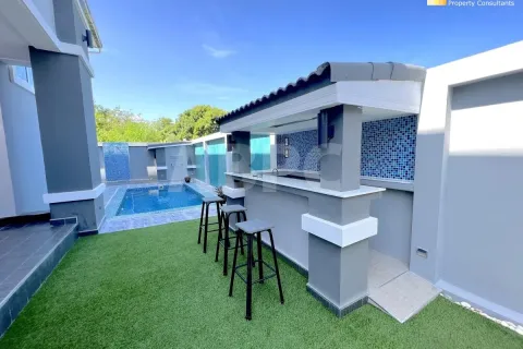 Casa de 4 dormitorios en Pattaya, Tailandia № 211827 - foto 4