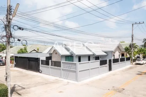 Casa de 3 dormitorios en Pattaya, Tailandia № 211829 - foto 5