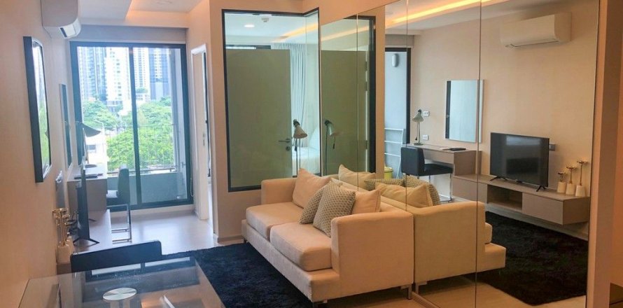 Studio in the Condo in Khlong Toei, Bangkok, Thailand  № 159669