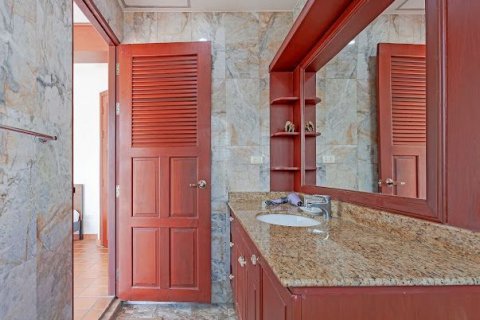 Villa in Pattaya, Thailand 6 bedrooms № 136322 - photo 26