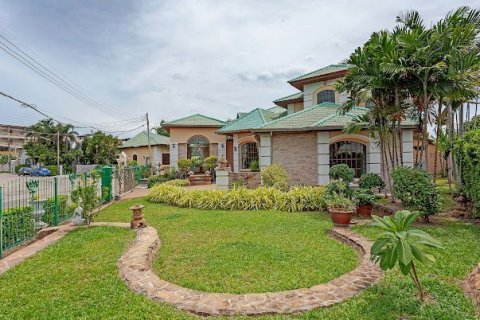 Villa in Pattaya, Thailand 6 bedrooms № 136322 - photo 12