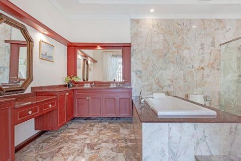 Villa in Pattaya, Thailand 6 bedrooms № 136322 - photo 17