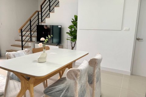 Таунхаус в Банг Каео, Таиланд с 3 спальнями  № 136320 - фото 1