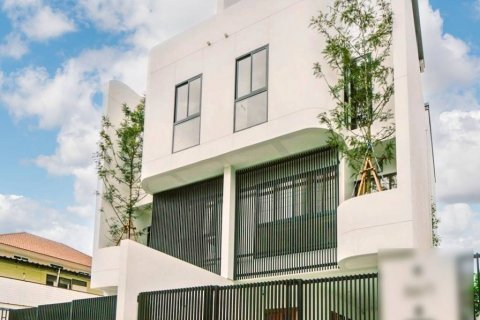 Дом в Бангкоке, Таиланд с 3 спальнями  № 115111 - фото 1