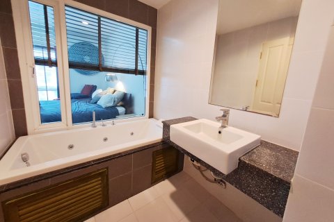 Condo in Huai Khwang, Bangkok, Thailand, 2 bedrooms  № 160507 - photo 12