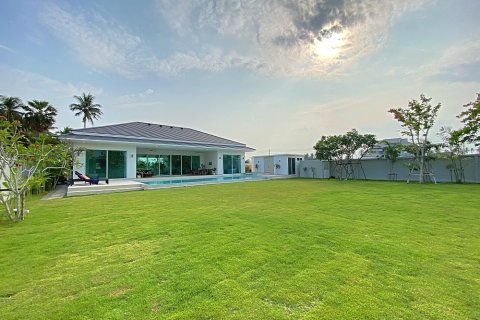 Villa in Hua Hin, Thailand 4 bedrooms № 168811 - photo 4