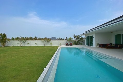 Villa in Hua Hin, Thailand 4 bedrooms № 168811 - photo 2