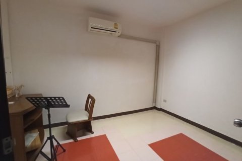 Commercial property in Bang Kapi, Bangkok, Thailand № 156413 - photo 11