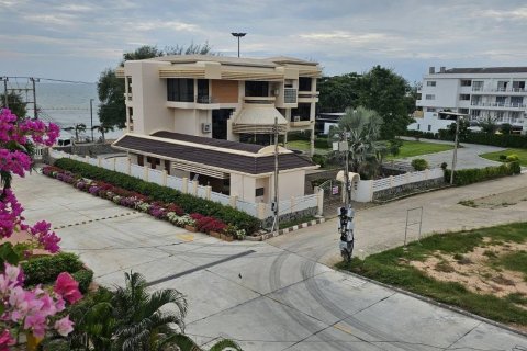 House in Pattaya, Thailand 5 bedrooms № 154308 - photo 1