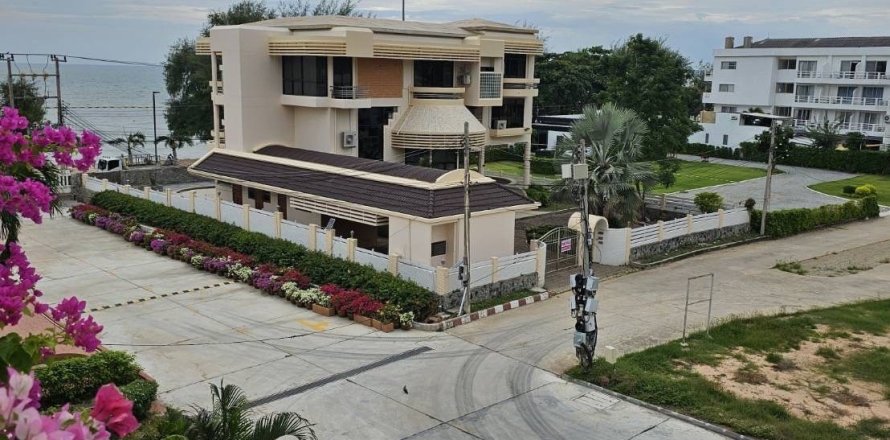 House in Pattaya, Thailand 5 bedrooms № 154308