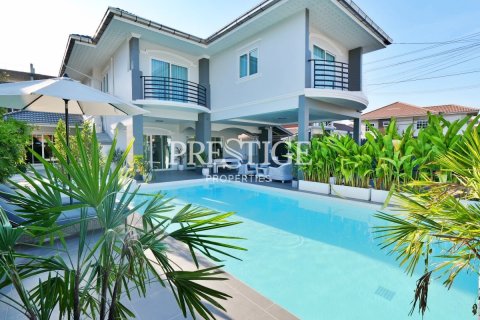 House in Pattaya, Thailand 5 bedrooms № 198297