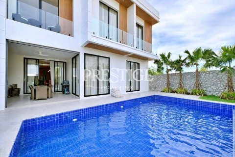 House in Pattaya, Thailand 5 bedrooms № 197675