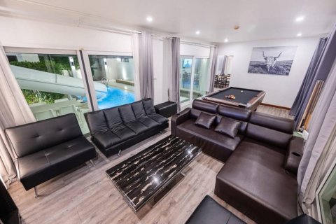 Villa in Bang Lamung, Thailand 4 bedrooms № 119173 - photo 2