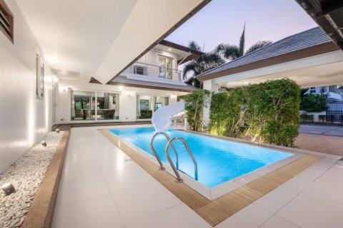 Villa in Bang Lamung, Thailand 4 bedrooms № 119173 - photo 1