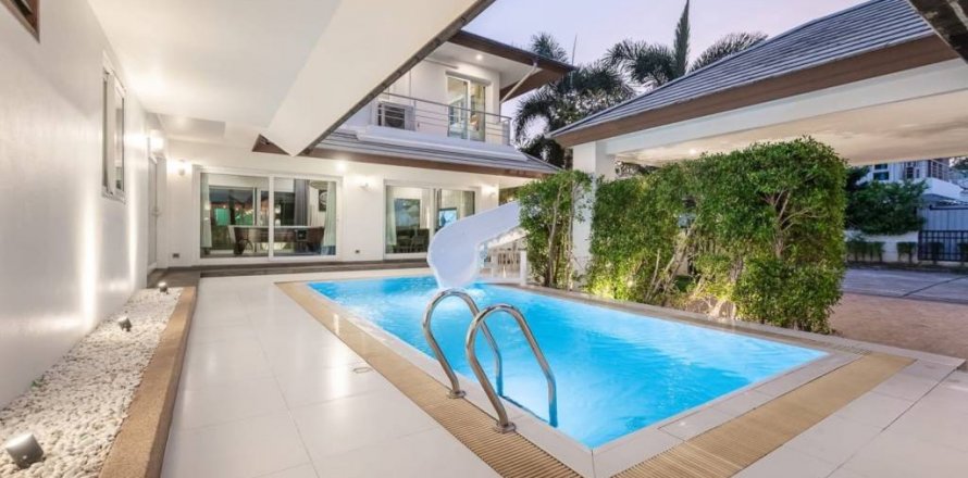 Villa in Bang Lamung, Thailand 4 bedrooms № 119173