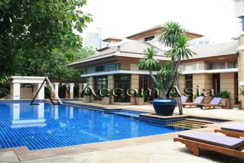 Casa de 4 dormitorios en Watthana, Bangkok, Tailandia № 218304