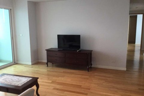 Condo in Bangkok, Thailand, 3 bedrooms  № 144071 - photo 2